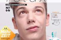 Deckblatt des Magazins Relax: Das Portrait eines männlicher Teenagers, der gestresst wirkt, ist zu sehen. Auf seinem Haarschopf steht 